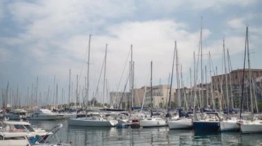 Palermo, İtalya - Ekim, 2016: tekneler ve yatlar küçük balık tutma eğlence limanda palamarla
