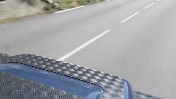 Eine Aufnahme Einer Kamera Die Der Seite Eines Geländewagens Befestigt — Stockvideo