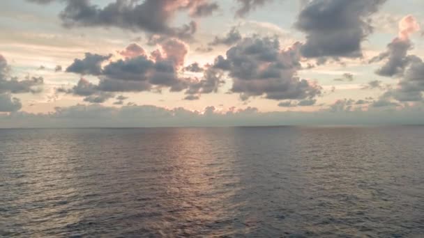 美丽的日出在地平线上在海上拍摄从船在地中海 — 图库视频影像
