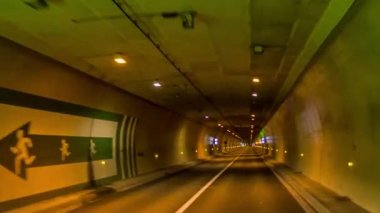 Işıkları ile Barcelona tünelinden sürüş.