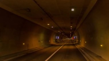 Işıkları ile Barcelona tünelinden sürüş.