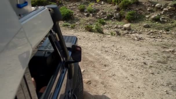 意大利撒丁岛的一辆越野车在崎岖的路面上行驶时 从与之相连的摄像头拍摄的照片 — 图库视频影像