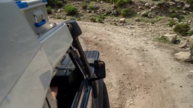 Sardunya, İtalya 'da bir off-road karavanına bağlı bir kamera görüntüsü.