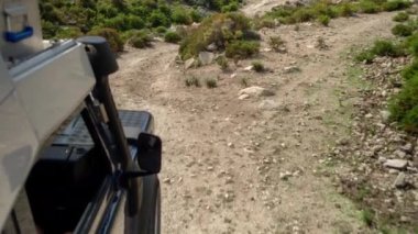 Sardunya, İtalya 'da bir off-road karavanına bağlı bir kamera görüntüsü.