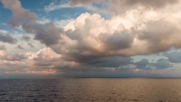 Όμορφη Ανατολή Του Ηλίου Στον Ορίζοντα Στη Θάλασσα Που Γυρίστηκε — Αρχείο Βίντεο