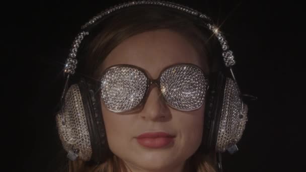 Piękna Kobieta Błyszczący Okulary Wystaje Kolczykiem Języku — Wideo stockowe