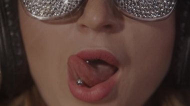 Piercing yapışmasını parlak güneş gözlüğü güzel kadın