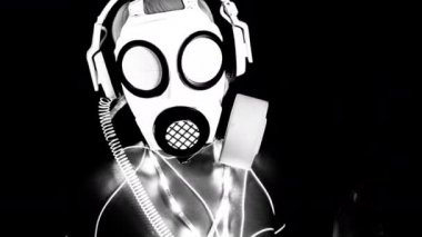 Gaz maskesi siyah arka plan üzerine dans giyiyor erkek