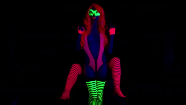 Сексуальна Жінка Люмінесцентному Світлі Позує Чорному Тлі — стокове відео