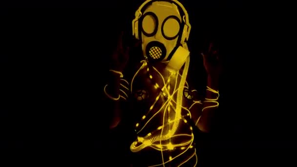 女性黒の背景の上で踊って蛍光の防毒マスクの着用 — ストック動画