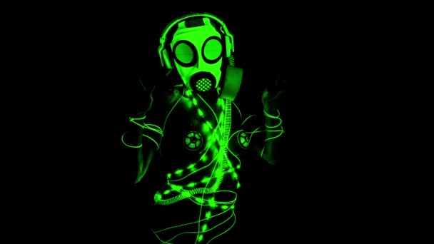 Жінка Носить Флуоресцентну Газову Маску Танцює Чорному Тлі — стокове відео