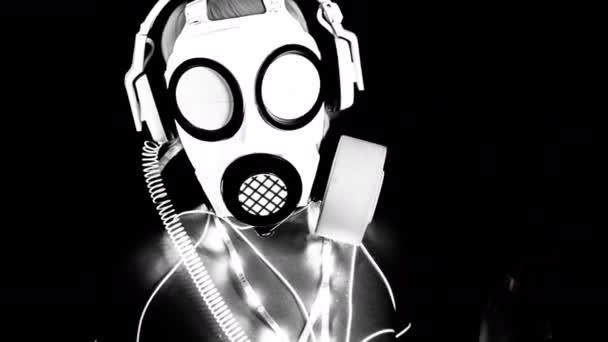 Gaz Maskesi Siyah Arka Plan Üzerine Dans Giyiyor Erkek — Stok video