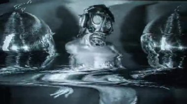 4 k seksi kadın danslar bir gaz maskesi ile gümüş kostüm parlak kristaller kaplı. Bu sürüm aksaklık ve bozulma eklemek için bir analog video efektleri birimi üzerinden geçti