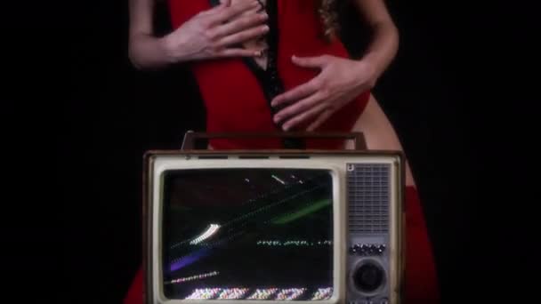 Jovem Sexy Mulher Posando Com Vintage Televisão Preto Fundo — Vídeo de Stock