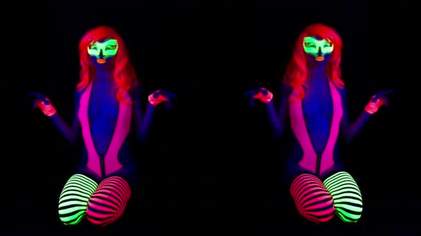 Seksowna Kobieta Świetle Luminescencji Pozowanie Czarnym Tle — Wideo stockowe