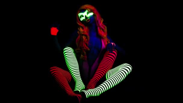 Sexy Vrouw Luminescentie Licht Poseren Zwarte Achtergrond — Stockvideo