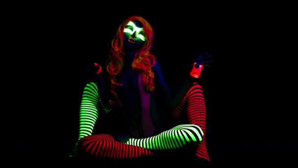 Σέξι Γυναίκα Στο Φως Luminescence Θέτοντας Μαύρο Φόντο — Αρχείο Βίντεο
