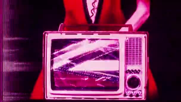 Mujer Sexy Joven Posando Con Televisión Vintage — Vídeo de stock