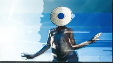 Seksi kadının kafasına kristal kaydı ile dans gümüş gövde boya