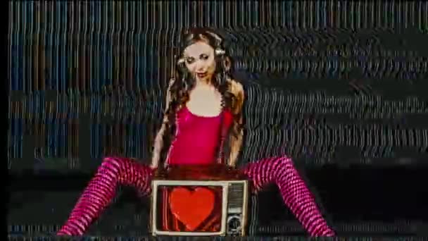 Молодая Сексуальная Женщина Позирует Винтажным Телевизором Черном Фоне — стоковое видео