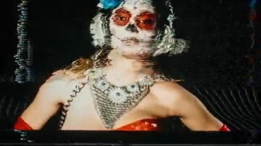 özel tasarlanmış şeker kafatası Meksika gün ölü yüz makyaj güzel kadınla, kasıtlı video statik ve bozulma vermek için çeşitli etkileri ile bu sürümü çalıştırın