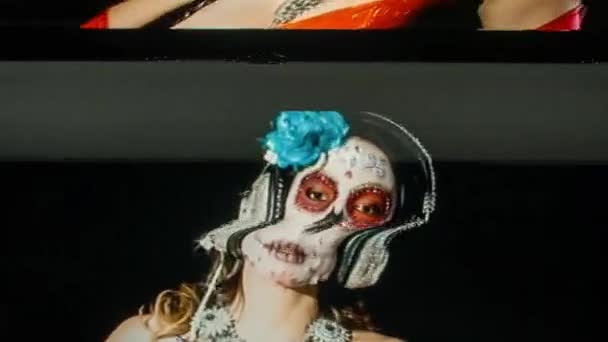 Belle Femme Avec Personnalisé Conçu Bonbons Crâne Mexicain Jour Maquillage — Video