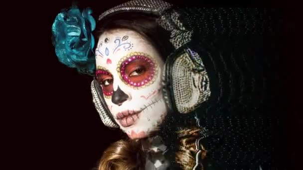 カスタム設計されたキャンディ頭蓋骨メキシコ日死んだ顔メイクの美しい女性は このバージョンは 静的な意図的なビデオと歪みを与えるため様々 な効果を介して実行されています — ストック動画