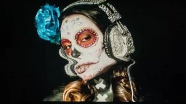 özel tasarlanmış şeker kafatası Meksika gün ölü yüz makyaj güzel kadınla, kasıtlı video statik ve bozulma vermek için çeşitli etkileri ile bu sürümü çalıştırın
