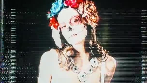 美丽的女人与定制设计糖果头骨墨西哥日的死脸化妆 这个版本已经运行了各种效果 给它故意视频静态和失真 — 图库视频影像