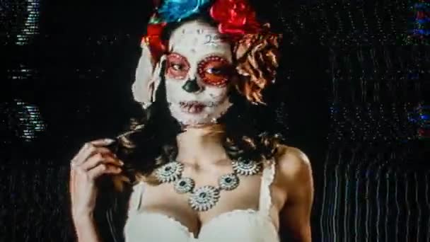 美丽的女人与定制设计糖果头骨墨西哥日的死脸化妆 这个版本已经运行了各种效果 给它故意视频静态和失真 — 图库视频影像