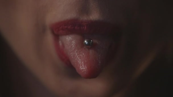 Nahaufnahme Einer Frau Die Durchbohrte Zunge Herausstreckt — Stockvideo