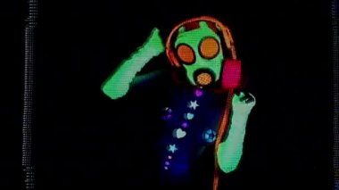 Siyah arka plan üzerine dans floresan gaz maskesi giyiyor erkek