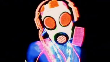 Siyah arka plan üzerine dans floresan gaz maskesi giyiyor erkek