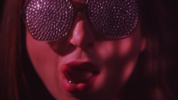 Νεαρή Σέξι Γυναίκα Ντίσκο Γυαλιά Γλείψιμο Τρυπημένη Γλώσσα Πλούσια Χείλη — Αρχείο Βίντεο