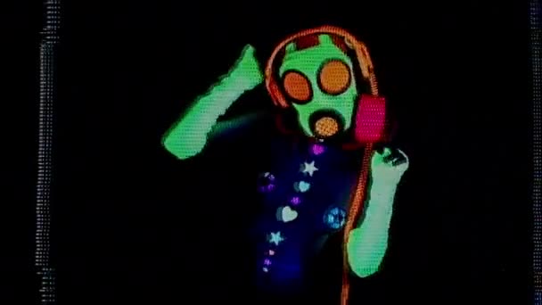 Žena Nosí Fluorescenční Plynovou Masku Tanec Černém Pozadí — Stock video