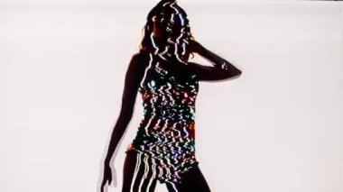 Gece kulübünde dans eden kadın dansçının videosu. Mobil video gösterimleri için uygun