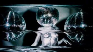 Gümüş gövde boya ayna topu kafa ile seksi kadın