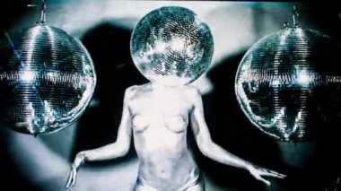 Gümüş gövde boya ayna topu kafa ile seksi kadın