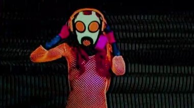 Siyah arka plan üzerine dans floresan gaz maskesi giyiyor erkek