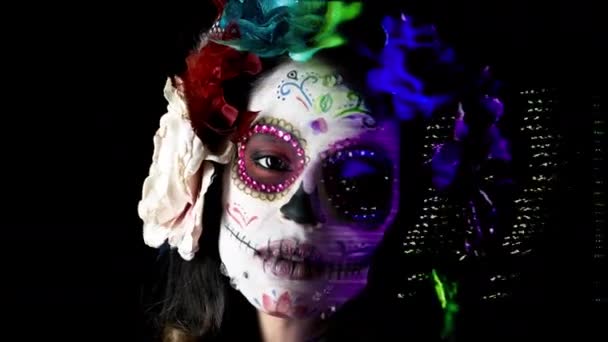 Belle Femme Avec Personnalisé Conçu Bonbons Crâne Mexicain Jour Maquillage — Video