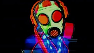 Aksaklık etkisi ile dans floresan gaz maskesi giyiyor erkek