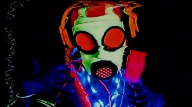 Aksaklık etkisi ile dans floresan gaz maskesi giyiyor erkek