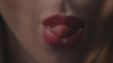Piercing yapışmasını kadının yakın çekim