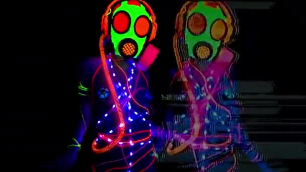 蛍光ガス マスク効果グリッチとダンスで身に着けている女性 — ストック動画