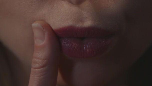 女性用手指丰满的嘴唇触摸的特写镜头 — 图库视频影像