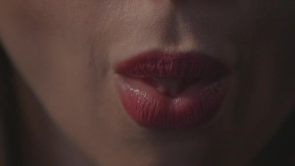 关闭的女人伸出刺穿的舌头 — 图库视频影像