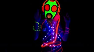 bir gaz maskesi giyen uv floresan kadın gogo dans dans 