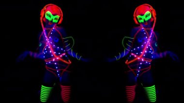 Siyah arka plan üzerine poz ışıldama bez seksi kadın