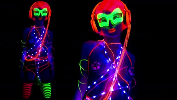 Sexy Vrouw Luminescentie Doek Poseren Zwarte Achtergrond — Stockvideo