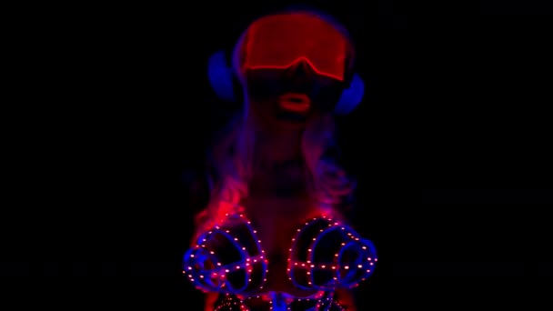 Sexy Vrouw Roze Led Korset Zwarte Achtergrond — Stockvideo